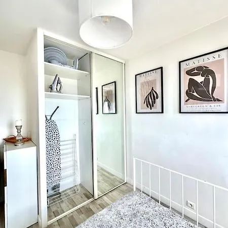 Apartment Joli 2 Pieces - Proche Aeroport - Terrasse Vue *