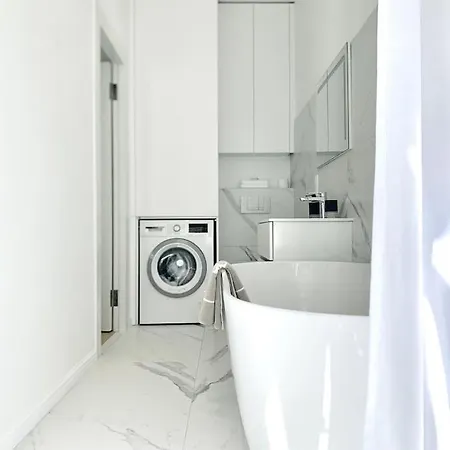 Apartment Luxuriously Furnished Bright Newly Renovated Oasis