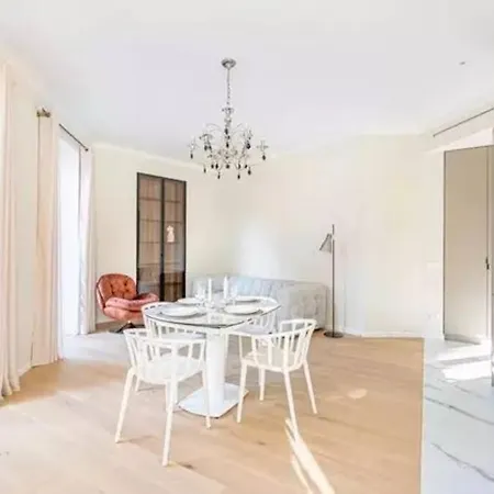 Apartment Luxuriously Furnished Bright Newly Renovated Oasis *