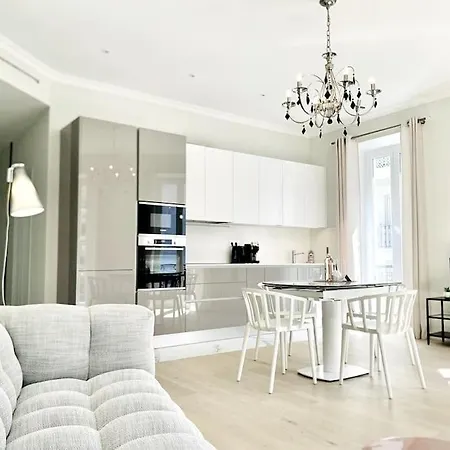 Luxuriously Furnished Bright Newly Renovated Oasis *