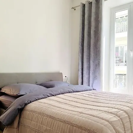 Luxuriously Furnished Bright Newly Renovated Oasis Apartment *