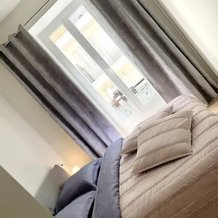 Luxuriously Furnished Bright Newly Renovated Oasis *