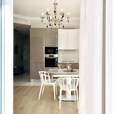 Luxuriously Furnished Bright Newly Renovated Oasis Apartment