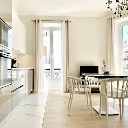 Apartment Luxuriously Furnished Bright Newly Renovated Oasis