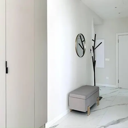 Luxuriously Furnished Bright Newly Renovated Oasis Apartment *