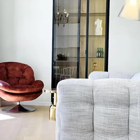 Luxuriously Furnished Bright Newly Renovated Oasis Apartment *