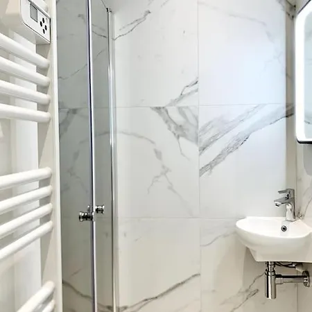 Luxuriously Furnished Bright Newly Renovated Oasis Apartment