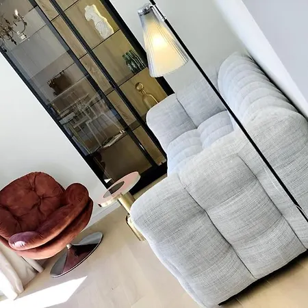 Apartment Luxuriously Furnished Bright Newly Renovated Oasis