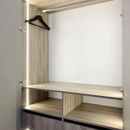 Luxuriously Furnished Bright Newly Renovated Oasis Apartment