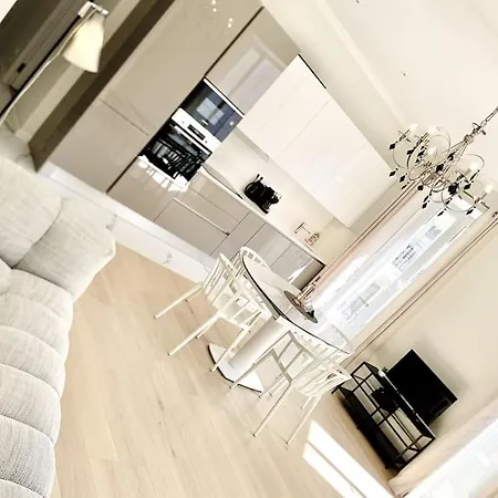Apartment Luxuriously Furnished Bright Newly Renovated Oasis