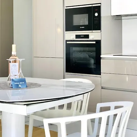 Luxuriously Furnished Bright Newly Renovated Oasis Apartment *