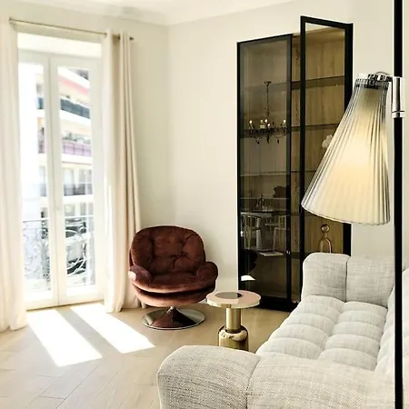 Luxuriously Furnished Bright Newly Renovated Oasis Apartment *