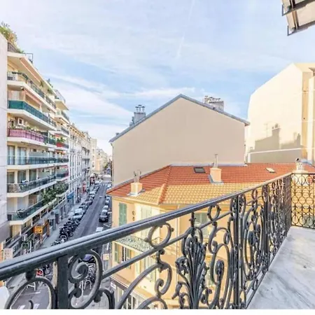 Luxuriously Furnished Bright Newly Renovated Oasis Apartment
