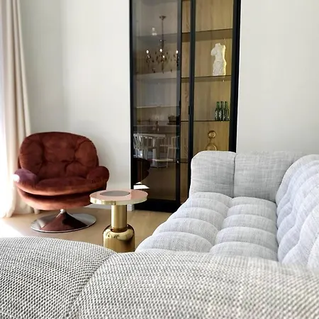 Luxuriously Furnished Bright Newly Renovated Oasis