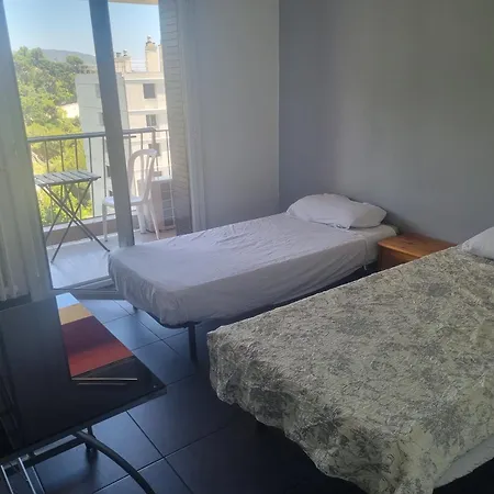 Seaside Tram Haven: Budget-friendly With Kitchen And Views *
