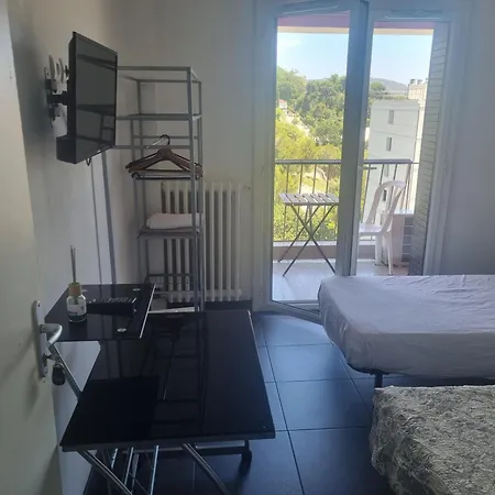 Seaside Tram Haven: Budget-friendly With Kitchen And Views Bed & Breakfast