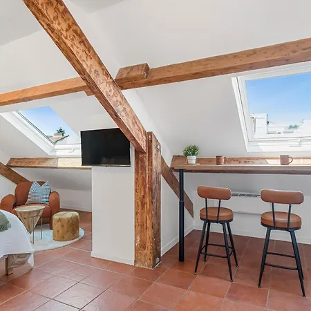 Apartment Renting - Gounod - Haven Retreat Under Roof Air-conditioned