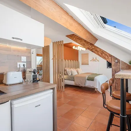 Apartment Renting - Gounod - Haven Retreat Under Roof Air-conditioned