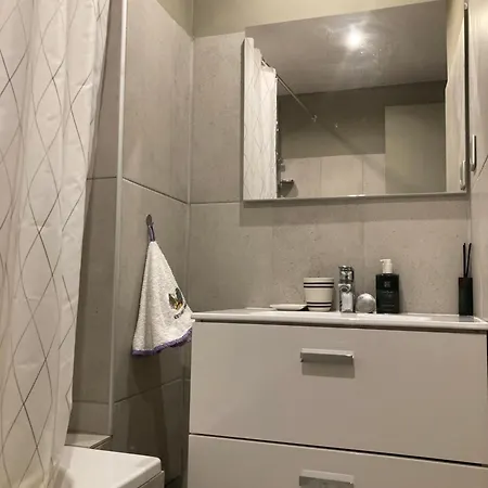Cozy West Side Balcony Flat: Airport & Beach Proximity Apartment