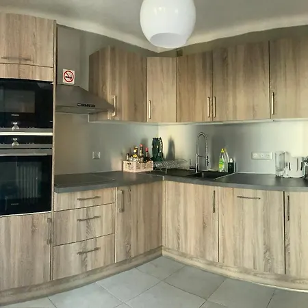 Cozy West Side Balcony Flat: Airport & Beach Proximity Apartment *