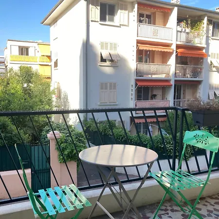 Cozy West Side Balcony Flat: Airport & Beach Proximity