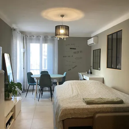 Apartment Cozy West Side Balcony Flat: Airport & Beach Proximity