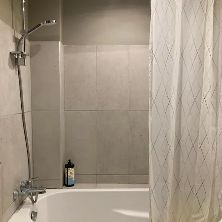 Cozy West Side Balcony Flat: Airport & Beach Proximity Apartment *