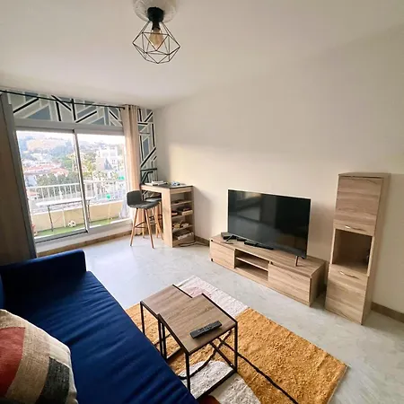 Cozy Near Promenade Apartment *