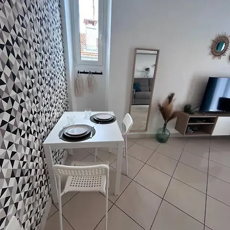 Dans Proche Apartment *