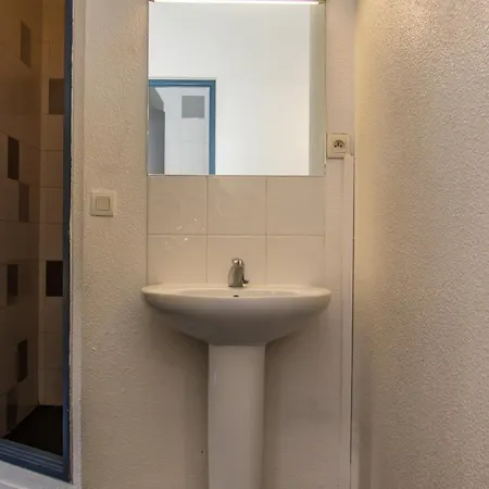 Hostel Hi Les Camelias Nice