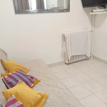 Centre- Small Pied-a-terre Near Beaches Apartment