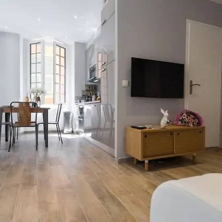 Apartment In Old Town - 2min Beach, Restaurant & Bars Nice