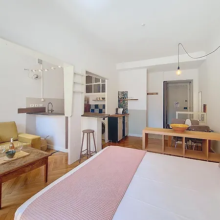Nestor&jeeves - Trip - - Balcony Apartment