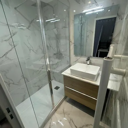 2 Pieces En Etage Eleve, Centre-ville Au Calme, Petite Vue