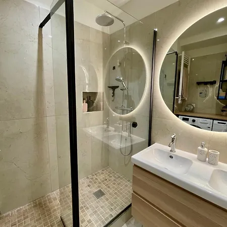Modern & Bright 2 Bedrooms - City Center * Nice