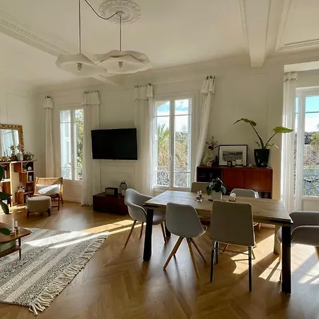 Apartment Modern & Bright 2 Bedrooms - City Center