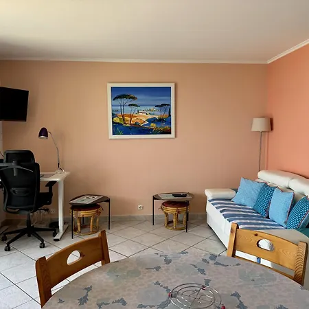 Bellevue Apartment *