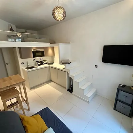 Appartement A Louer Au Coeur Du Carre Dor A Nice, Rue Dalpozzo A 150 Metres Des Plages