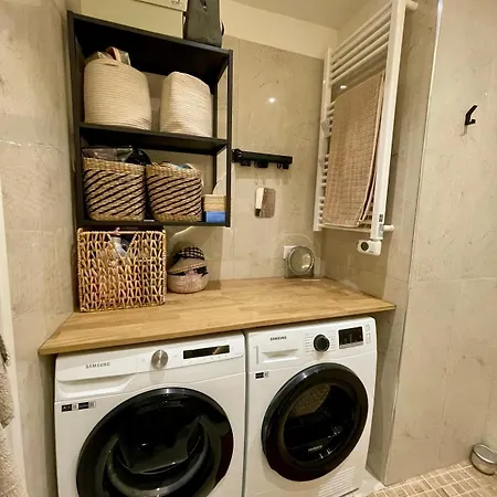 Modern & Bright 2 Bedrooms - City Center Apartment