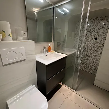 1 Bedroom Flat In Heart Of * Nice