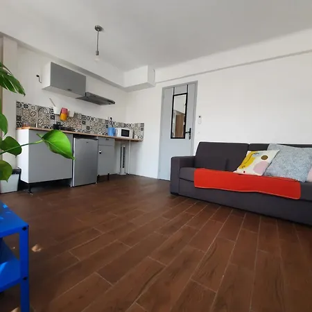 La 2, Climatisee Ac, Calme, Cuisine Privee Homestay *