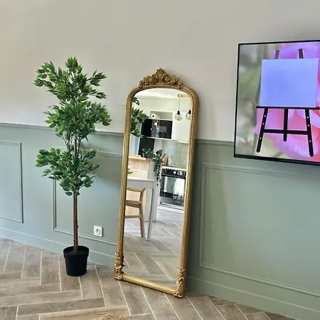 Modern & Cosy 3 Bedrooms Train Tramway Apartment *