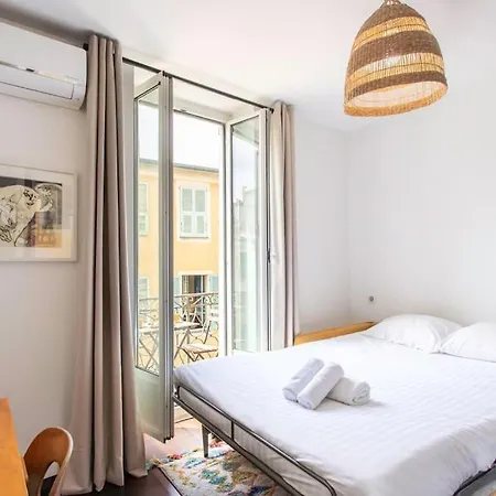 #52 Bonaparte 5 Min To Old Town Balcony & Ac Apartment