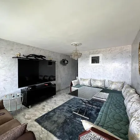 Promenade Apartment *