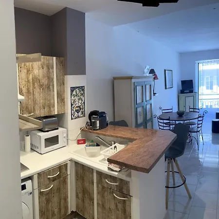 Deloye Fshh Apartment Nice