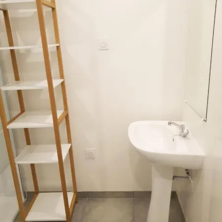 Grand Appartement, 2 Ou 3 Ou 4 Pieces, Tramway Sur Place, Proche Gare Sncf St Augustin 5 Min, Aeroport A 7 Min, Ou Allianz Riviera 10 Min, Palais Nikaia 2 Min , Supermarche Sur Place, Parking Possible Si Disponible Ou Payant A 1000 Metre Daire
