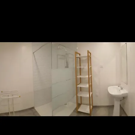 Grand Appartement, 2 Ou 3 Ou 4 Pieces, Tramway Sur Place, Proche Gare Sncf St Augustin 5 Min, Aeroport A 7 Min, Ou Allianz Riviera 10 Min, Palais Nikaia 2 Min , Supermarche Sur Place, Parking Possible Si Disponible Ou Payant A 1000 Metre Nice