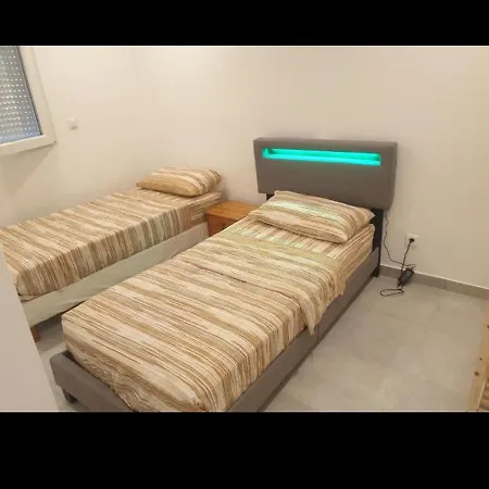 Grand Appartement, 2 Ou 3 Ou 4 Pieces, Tramway Sur Place, Proche Gare Sncf St Augustin 5 Min, Aeroport A 7 Min, Ou Allianz Riviera 10 Min, Palais Nikaia 2 Min , Supermarche Sur Place, Parking Possible Si Disponible Ou Payant A 1000 Metre * Nice