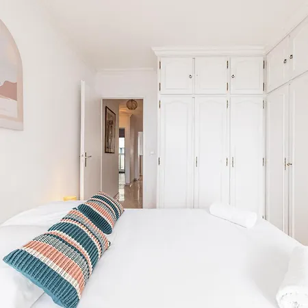 Large 2 Bdr Close To The Balcony & Garage Apartment *