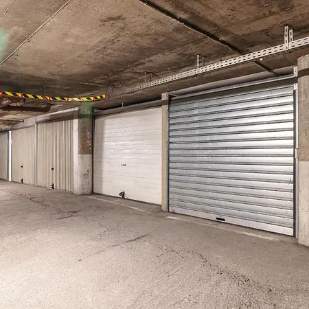 Large 2 Bdr Close To The Balcony & Garage *